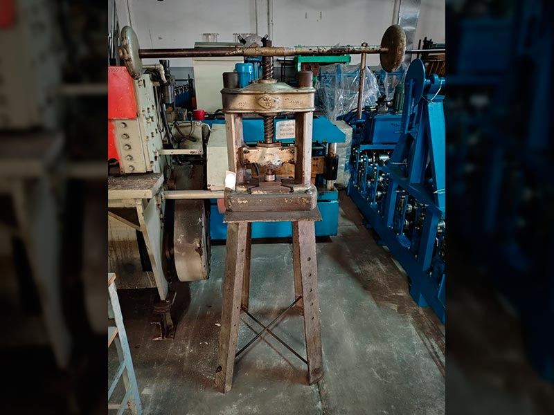 Prensa tornillo Marca GOG con pedestal