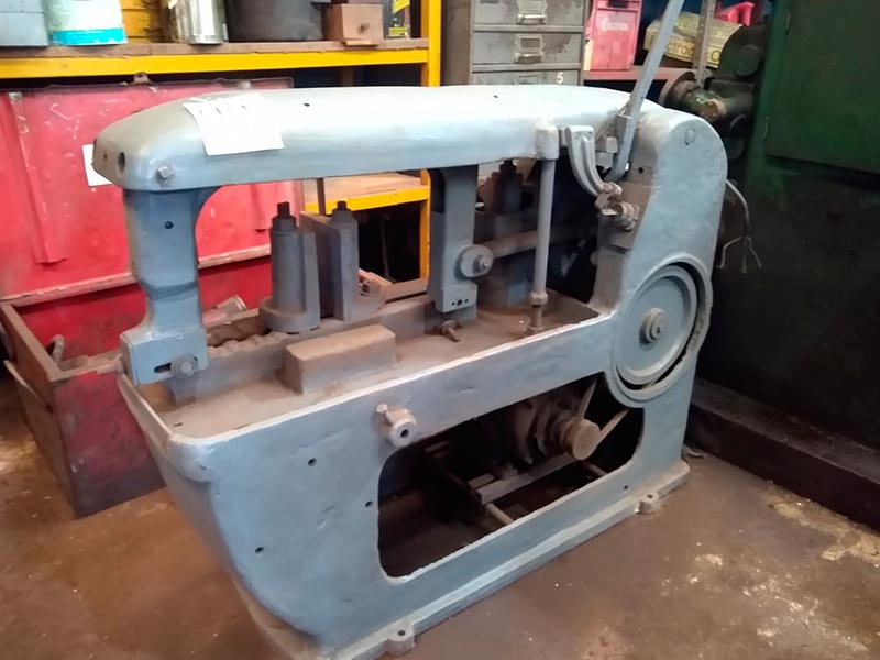 Serrucho mecánico con motor desconectado